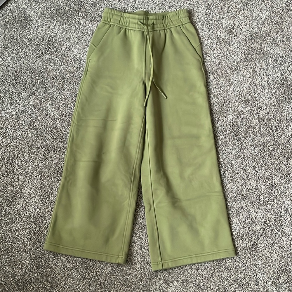 Lululemon Loungeful HR Wide Leg Crop. Worn. Good condition. Size 2.